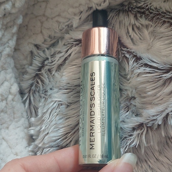 New makeup revolution liquid highlighter mermaid's scales - Picture 2 of 5